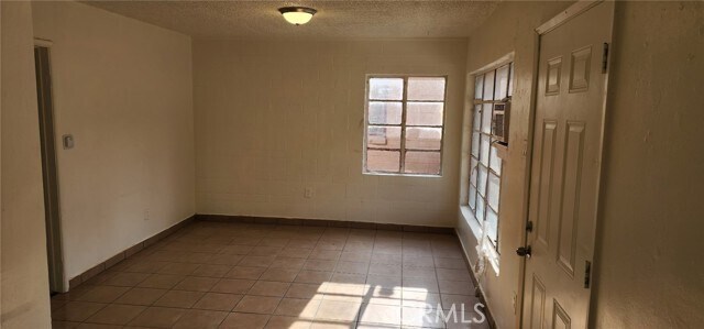 Foto del edificio - 1143 N Mayfield Ave