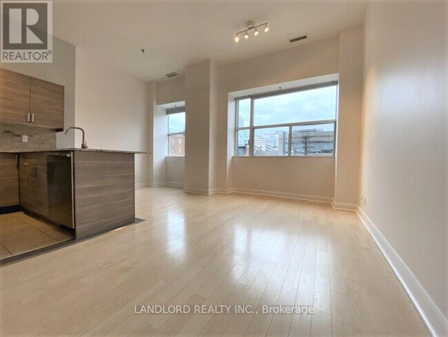 Photo du bâtiment - 700-700 King St W