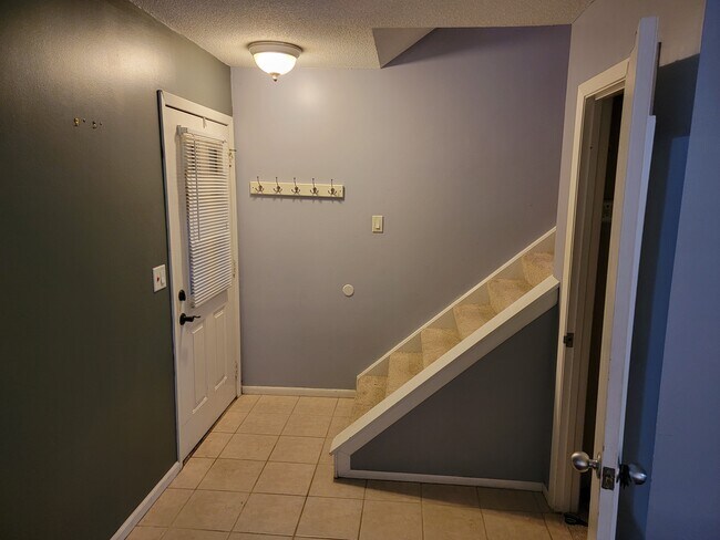 Entryway - 2741 Terraceview Ln N