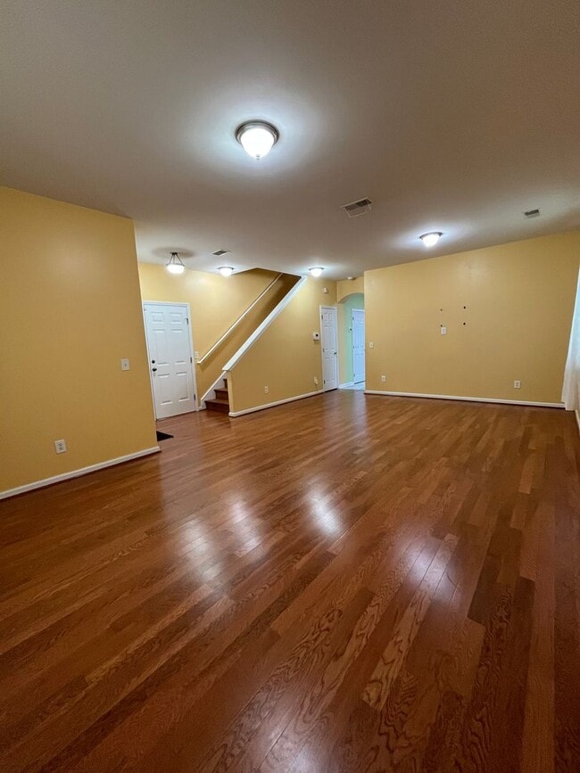 Building Photo - Beautiful 6 Bedroom, 3.5 Bath Home