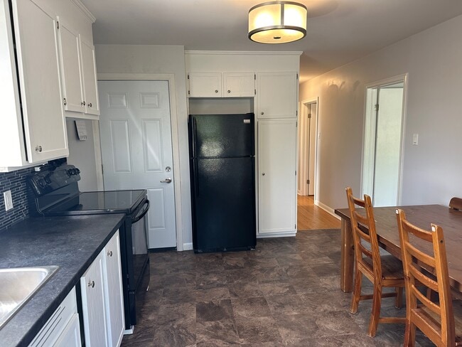 Building Photo - Fantastic 3-Bedroom Main Floor Apartment for Rent in Peterborough