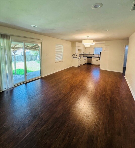 Foto del edificio - 8406 Foxwood Ln