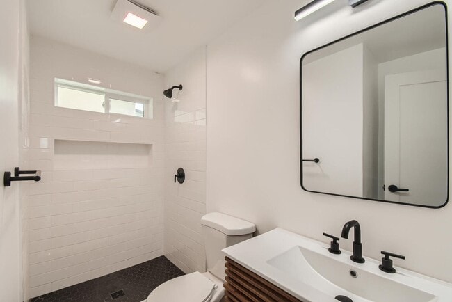 Building Photo - UTILITIES INCLUDED! Gorgeous Modern Home w...