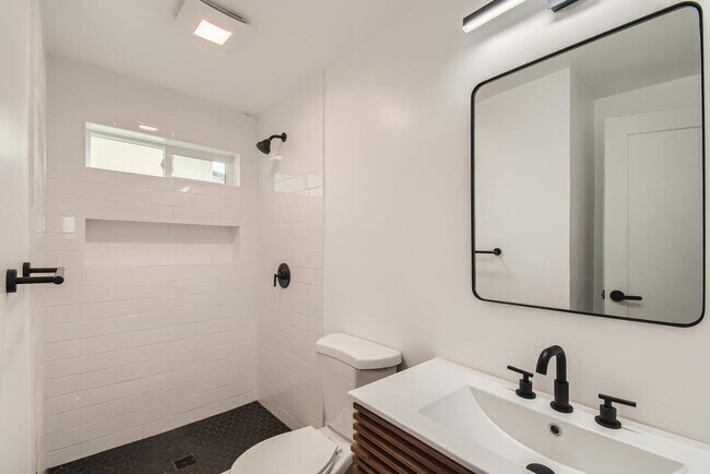 Foto del edificio - UTILITIES INCLUDED! Gorgeous Modern Home w...