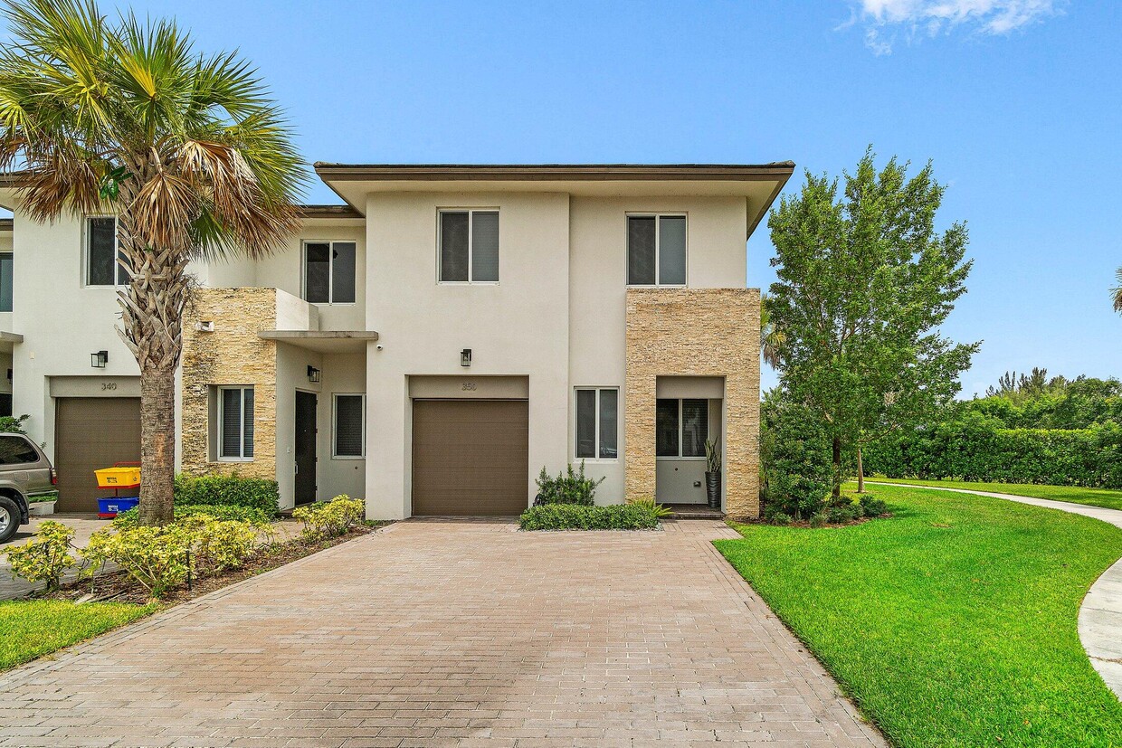 Primary Photo - 350 Pioneer Way