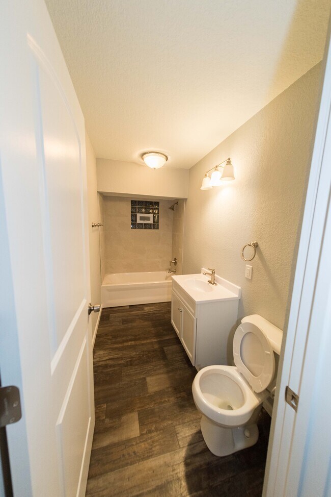 Baño completo - 3834 E Edgerton Ave