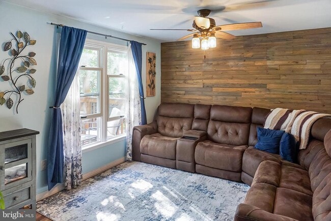 Building Photo - 5913 Vine Dr