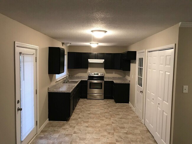 Foto del edificio - 3 bed 2 full bath home located on the east...