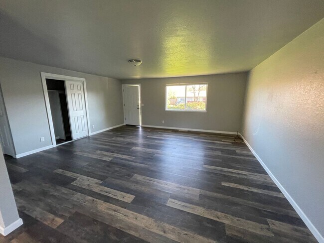 Building Photo - Remodeled 2 bd 1 bath home w/Garage and Fe...