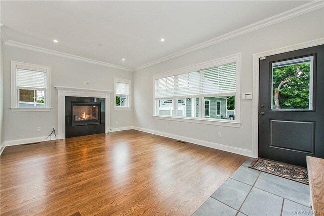 Foto del edificio - 124 Maple Ave