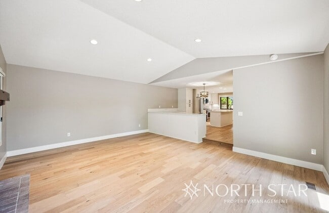 Building Photo - Charming One-Level Duplex in Prime Mt. Par...