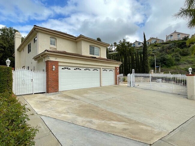 Building Photo - Home in Orange Hills