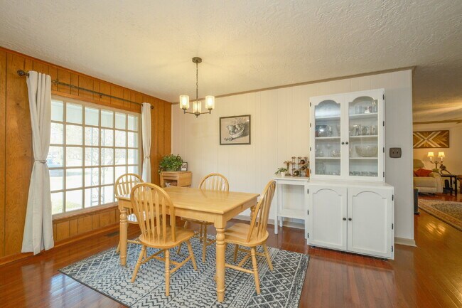 Building Photo - 104 Cheyenne St