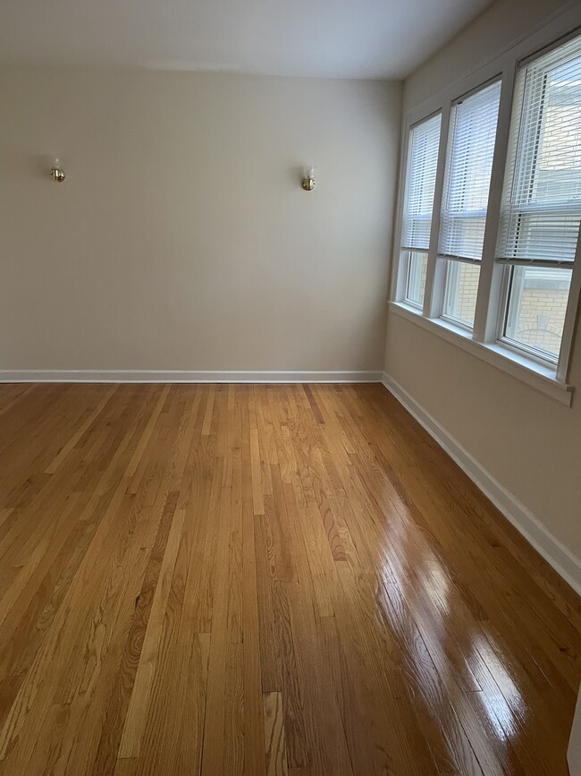 Foto del edificio - 2625 W Farragut Ave