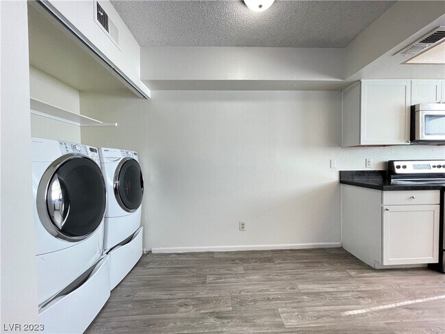 Building Photo - 574 Roxella Ln