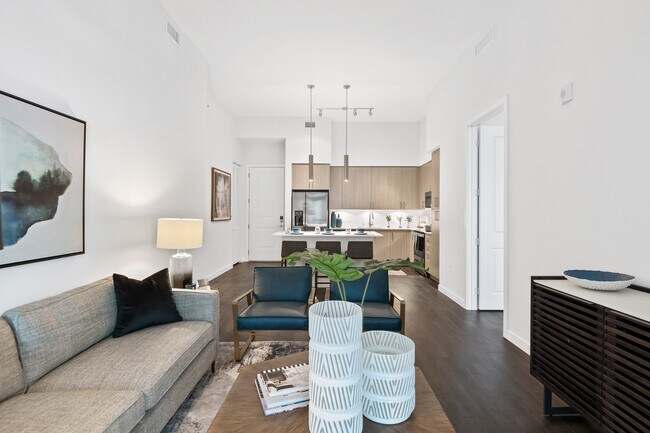 Áreas de cocina, sala de estar y comedor con pisos de tablones de vinilo de superficie dura - Avalon Fort Lauderdale