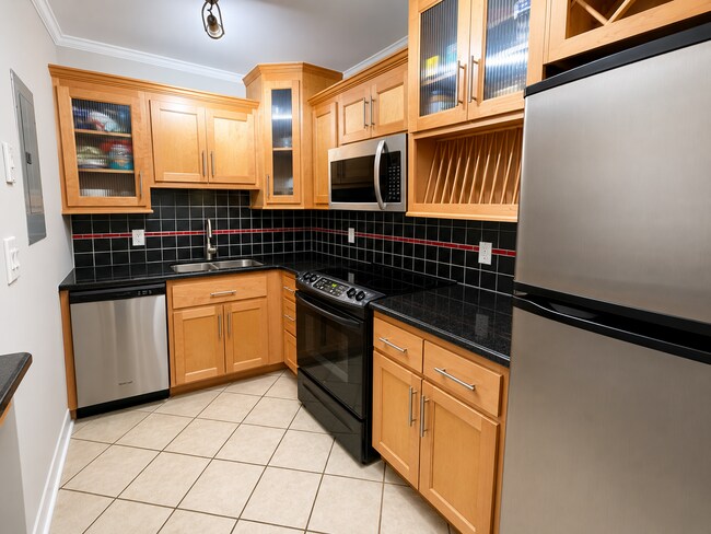 Foto del edificio - STUDIO APARTMENT LEASING AUGUST 9TH 2026! 1/2 DEPOSIT SPECIAL