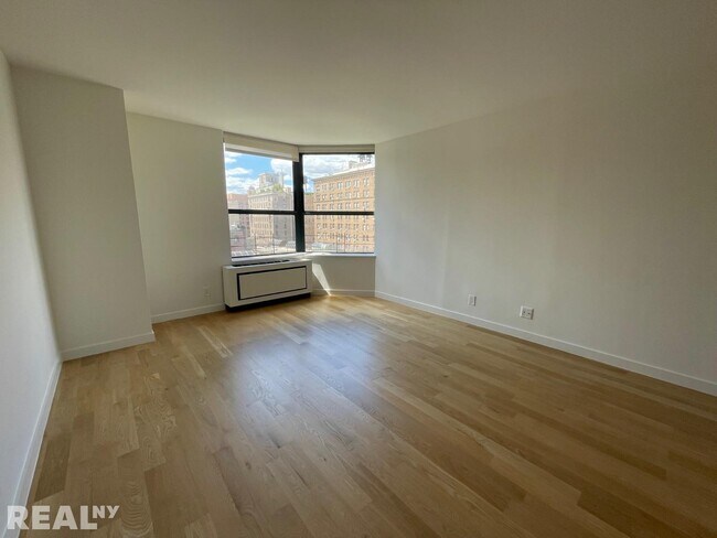 Building Photo - 247 W 87th St
