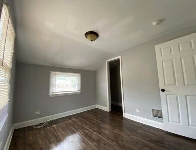 Foto del edificio - 9842 S Calhoun Ave
