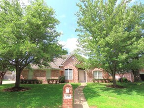 Building Photo - 1221 River Bend Dr