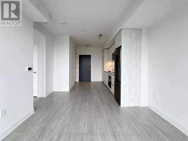 Photo du bâtiment - 5858 Yonge St