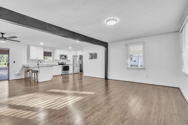 Foto del edificio - Stylishly Updated 3BR/1.5BA Residence with Exclusive Fenced Outdoor Space & Outbuilding