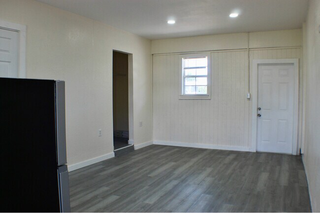 Foto del edificio - 22144 Laramore Ave