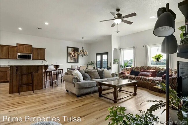 Foto del edificio - 4 br, 2 bath House - 13819 S. 89th Ave. E.