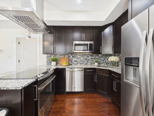 Building Photo - Bright bi-level 2 bed 2 bath available SEPTEMBER 10