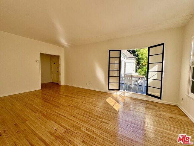 Foto del edificio - 9010 Burton Way