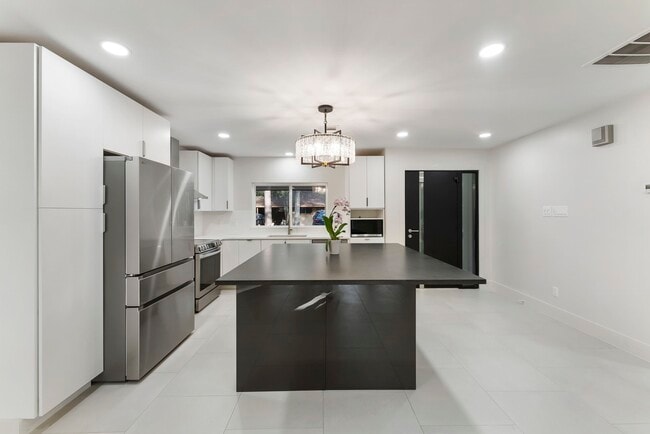 Building Photo - 2610 N Red Cedar Cir