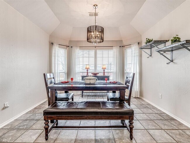 Foto del edificio - Gated 3 Bed 2 Bath 2 Car home of The Villa...