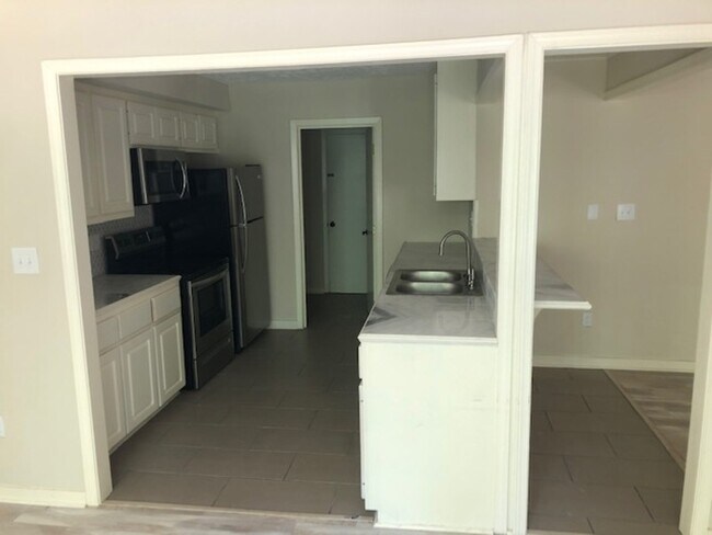 Foto del edificio - 554 Woodland Hills Pl
