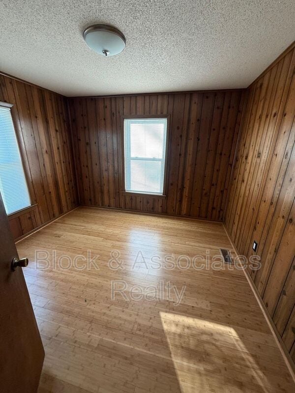 Foto del edificio - 524 W Wainman Ave