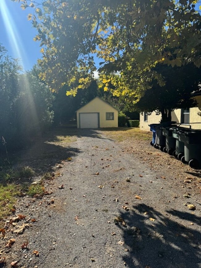 Building Photo - Home with Large yard near Sacramento River