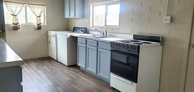 Cocina - 1205 W Center St