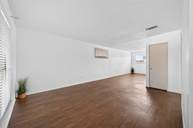 Foto del edificio - 7714 Renwick Dr