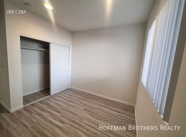 Foto del edificio - 6829 Simpson Ave