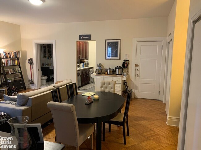 Building Photo - Classic Brownstone Large One Bedroom