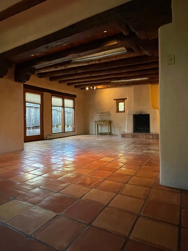 Vista de la puerta de entrada y la sala de estar desde la cocina. - 1470B Bishops Lodge Rd