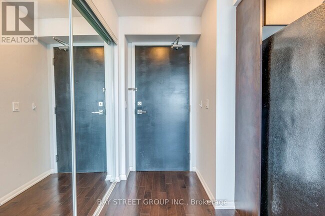 Photo du bâtiment - 832-4832 Bay St.