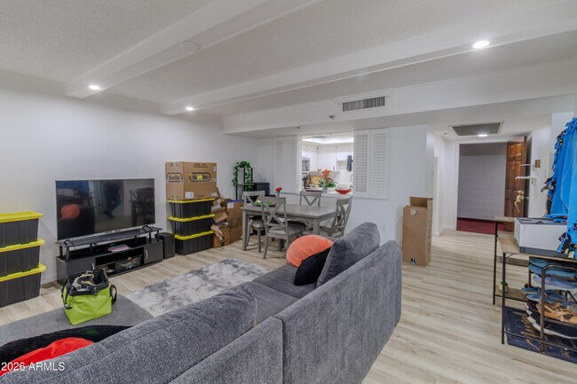 Foto del edificio - 7870 E Camelback Rd