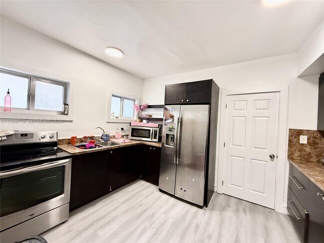 Foto del edificio - 597 NW 69th St