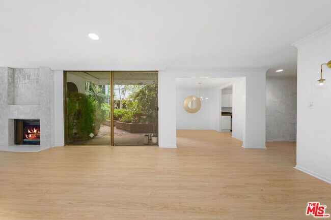 Building Photo - 406 N Oakhurst Dr