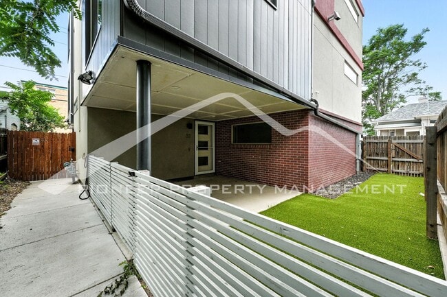 Building Photo - Beautiful Townhome With Rooftop, 2 Car Gar...