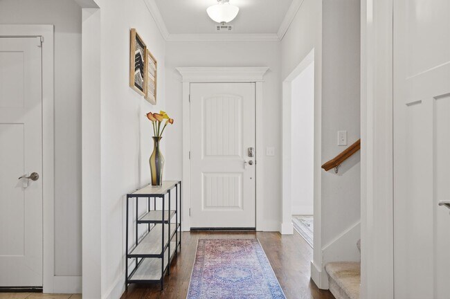 Foto del edificio - Stunner! This beautiful home features a spacious open floor plan with primary suite and private o...