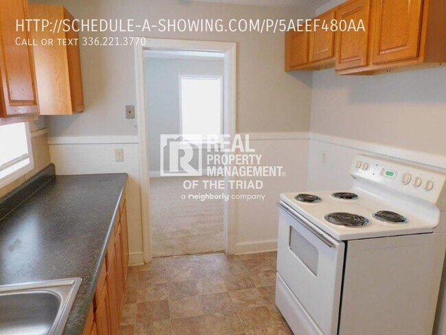 Building Photo - **MOVE IN SPECIAL!!** Cozy 2BD 1BA with ne...