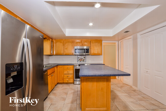 Building Photo - 111 Slade Dr