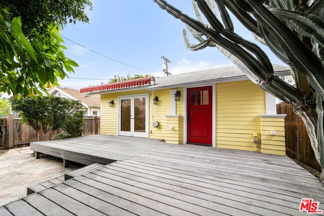 Foto del edificio - 1355 N McCadden Pl