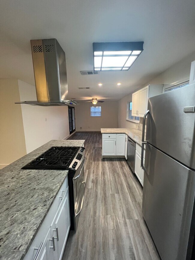 Building Photo - Cool home in East Austin - Don't Miss this...